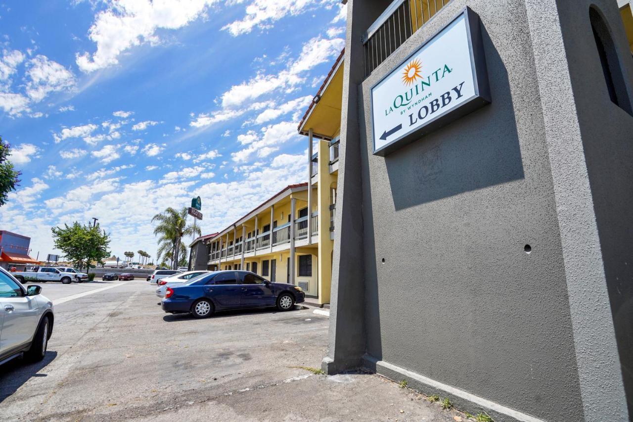 La Quinta Inn By Wyndham Costa Mesa Orange County Exterior photo