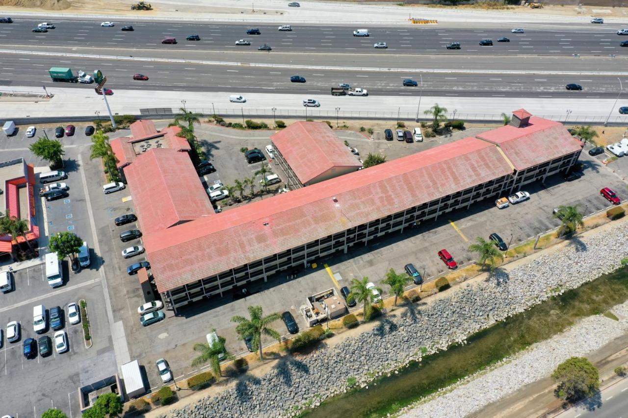 La Quinta Inn By Wyndham Costa Mesa Orange County Exterior photo