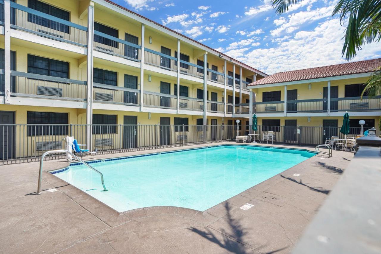 La Quinta Inn By Wyndham Costa Mesa Orange County Exterior photo