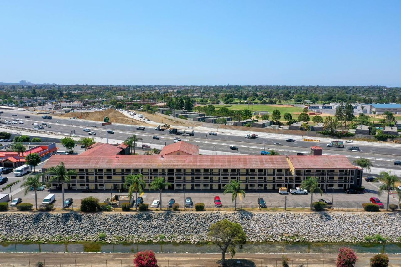 La Quinta Inn By Wyndham Costa Mesa Orange County Exterior photo