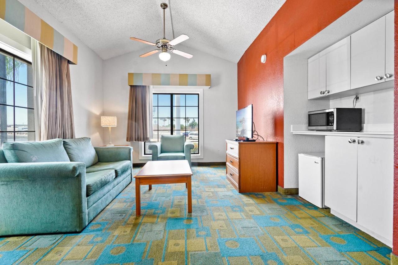 La Quinta Inn By Wyndham Costa Mesa Orange County Exterior photo