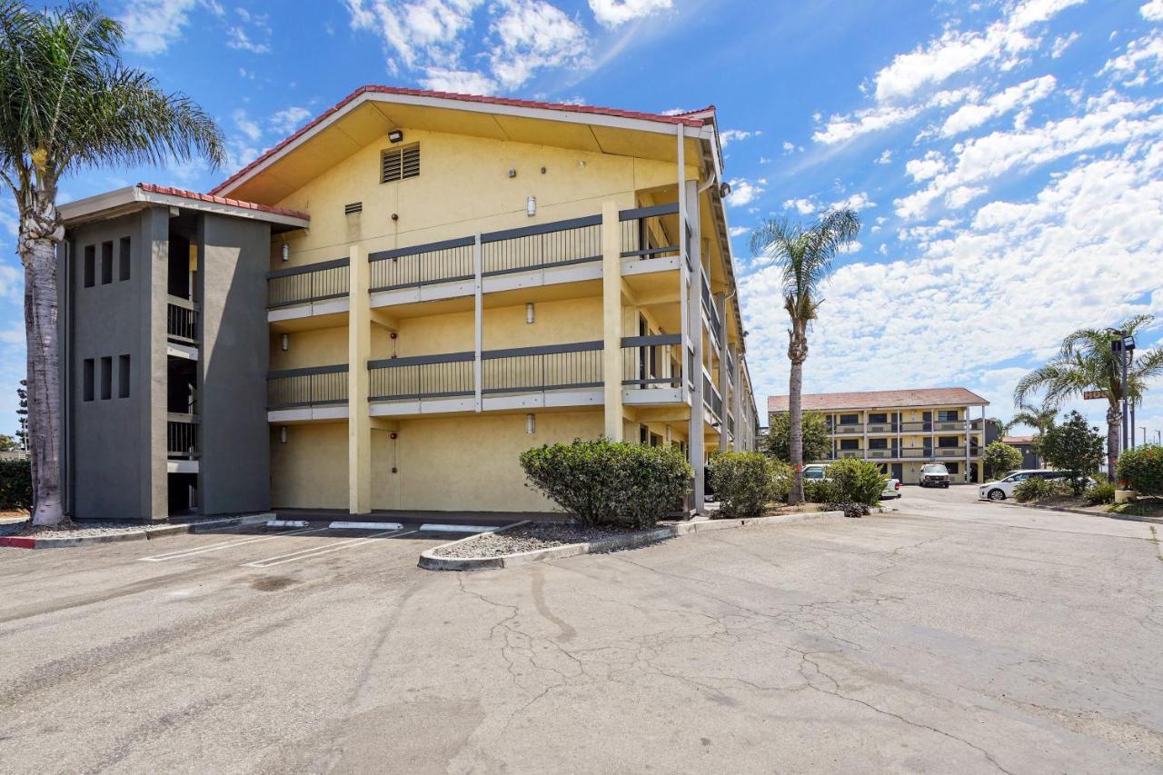 La Quinta Inn By Wyndham Costa Mesa Orange County Exterior photo