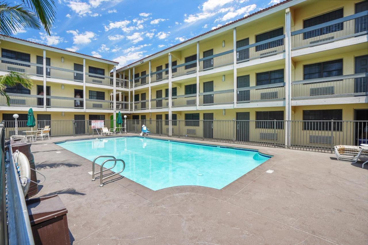 La Quinta Inn By Wyndham Costa Mesa Orange County Exterior photo