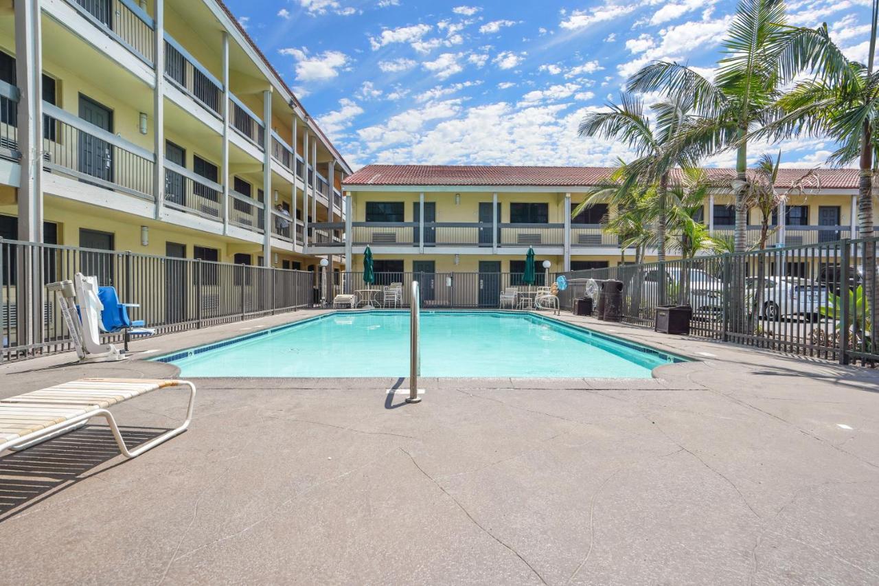 La Quinta Inn By Wyndham Costa Mesa Orange County Exterior photo