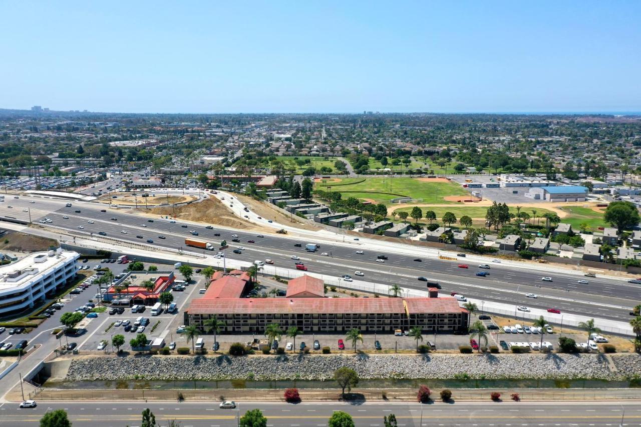 La Quinta Inn By Wyndham Costa Mesa Orange County Exterior photo