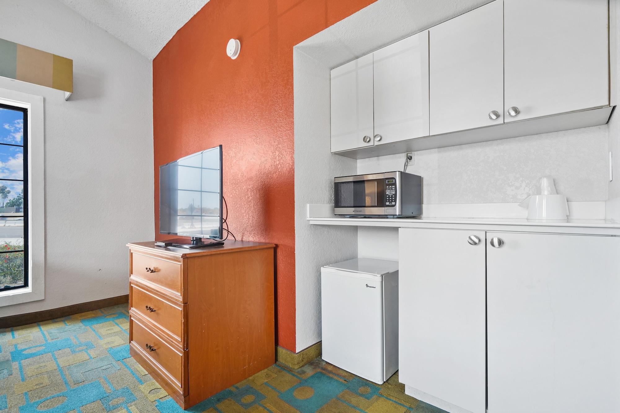La Quinta Inn By Wyndham Costa Mesa Orange County Exterior photo