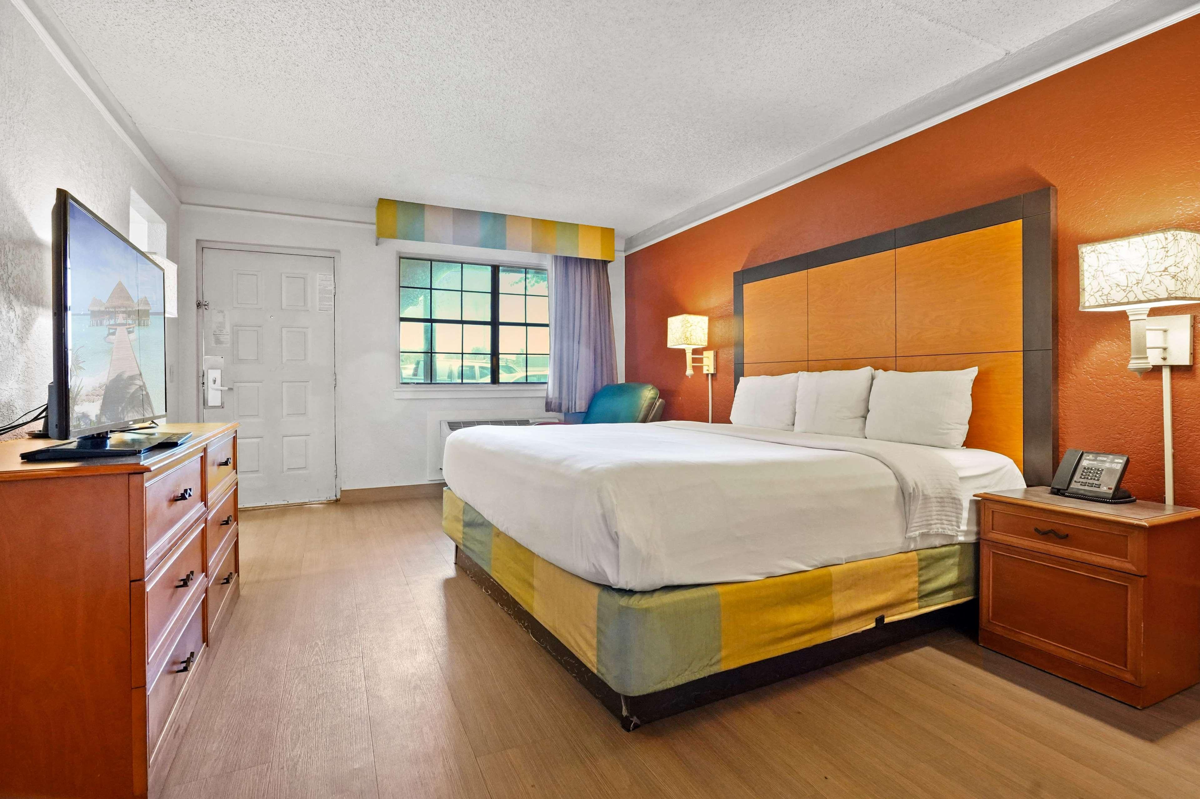 La Quinta Inn By Wyndham Costa Mesa Orange County Exterior photo